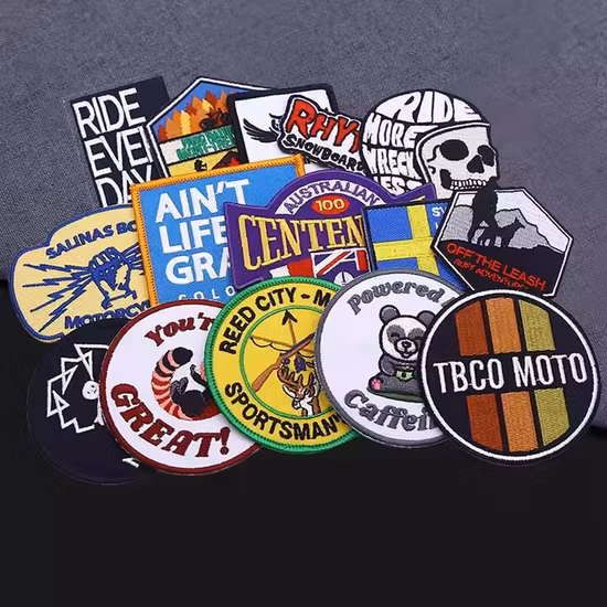 Lettere ricamate all'ingrosso, tessuti di seta e ricami, accessori per abbigliamento, toppe termoadesive o da cucire in ciniglia personalizzate, distintivi di marca, etichette per cappelli