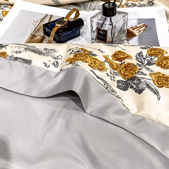 Lenzuolo nuziale e copripiumino in seta lavata ricamati. Set biancheria da letto in quattro pezzi
